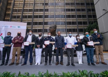 Entrega director general de PEMEX ambulancias de traslado