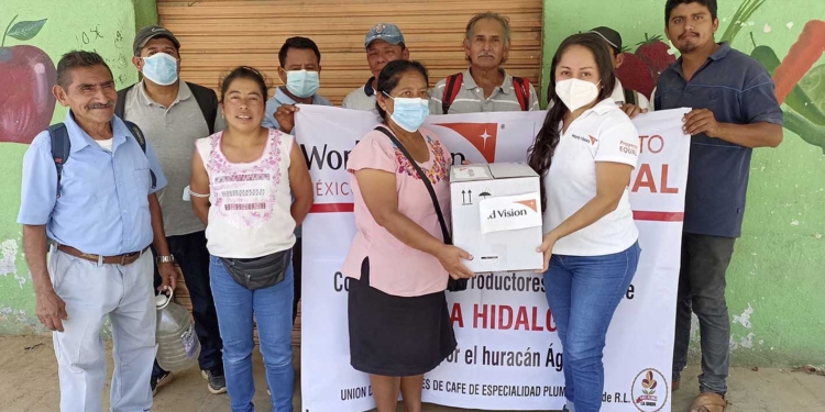 World Vision México acude al auxilio de pequeños productores de Café Pluma donando motosierras