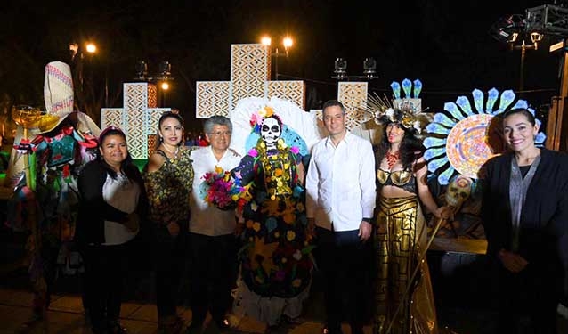 Aprecia Alejandro Murat los tradicionales tapetes monumentales de arena en la Plaza de la Danza del Municipio de Oaxaca de Juárez
