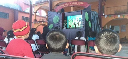 En comunidades de Candelaria Loxicha se presentó la obra de teatro guiñol “Super Niñas y Super Niños contra el Cambio Climático”