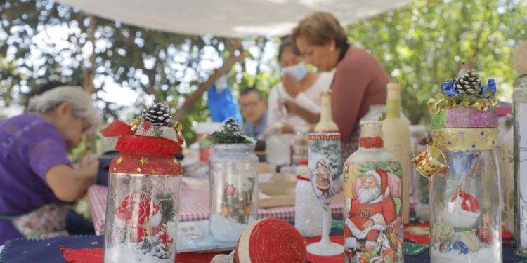 Realiza Secretaría Administración Taller Navideño de Manualidades