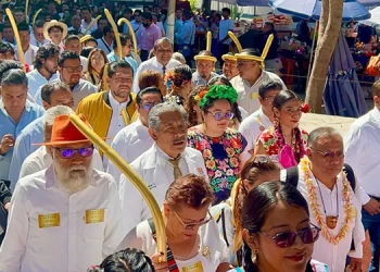 Aristeo Segura, como candidato independiente recibe la simpatía y respaldo de maestros y liderazgos de la UABJO