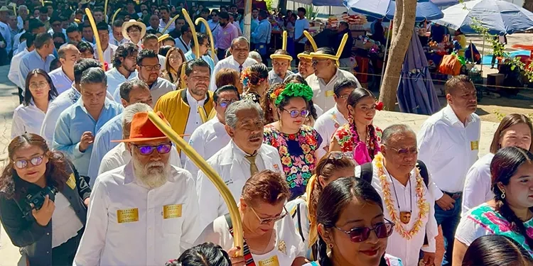 Aristeo Segura, como candidato independiente recibe la simpatía y respaldo de maestros y liderazgos de la UABJO