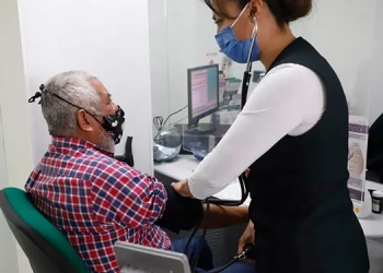 Cuando la aguja del hongo susurra y el cuento se alza: Beatrix Potter y el sueño revelado de la naturaleza