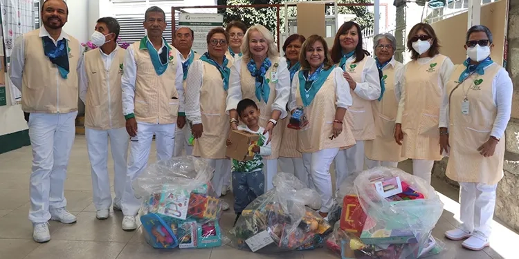 Entrega Voluntariado del IMSS Oaxaca juguetes con motivo del Día de Reyes Magos